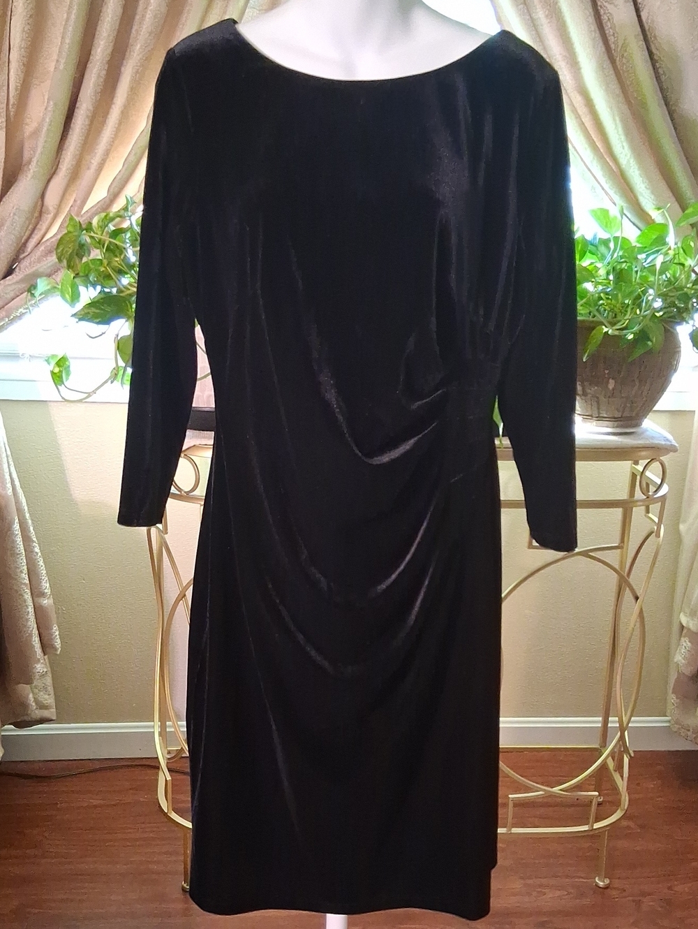 Classic Black Velvet Women's Dress - Elegant Long Sleeve Cocktail Dress